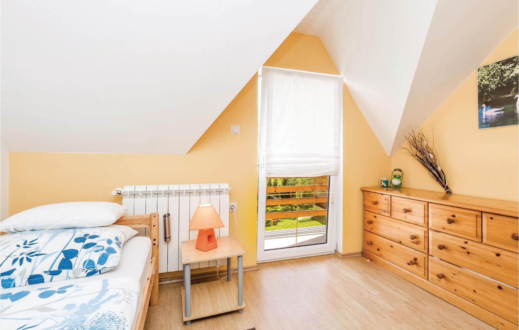 2 Bedroom Cozy Home In Licko Lesce Exterior foto
