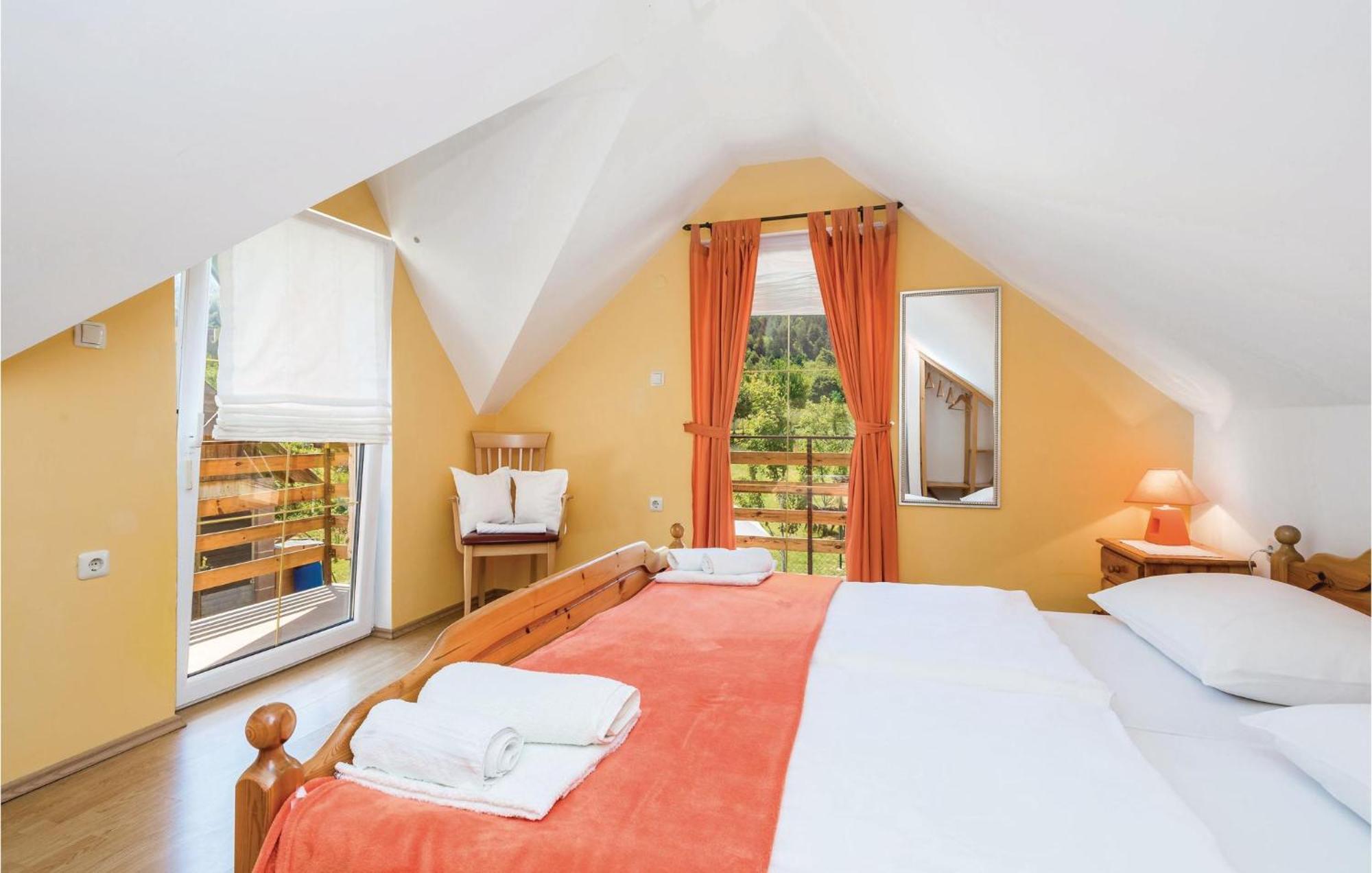 2 Bedroom Cozy Home In Licko Lesce Exterior foto