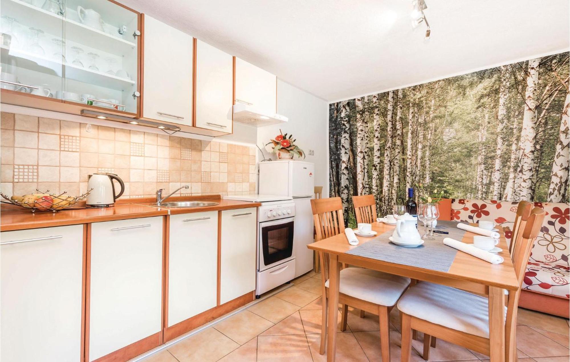 2 Bedroom Cozy Home In Licko Lesce Exterior foto