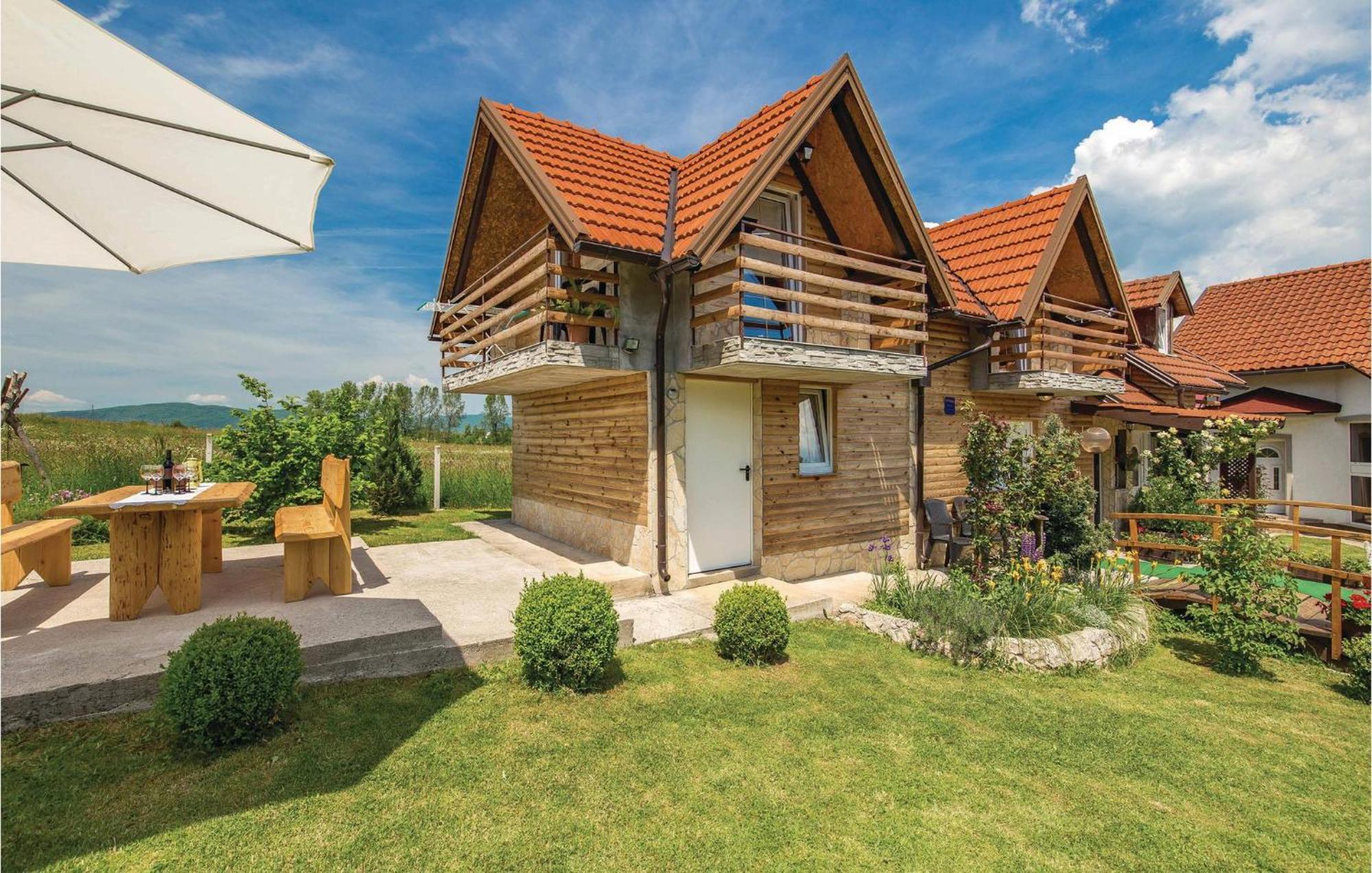 2 Bedroom Cozy Home In Licko Lesce Exterior foto