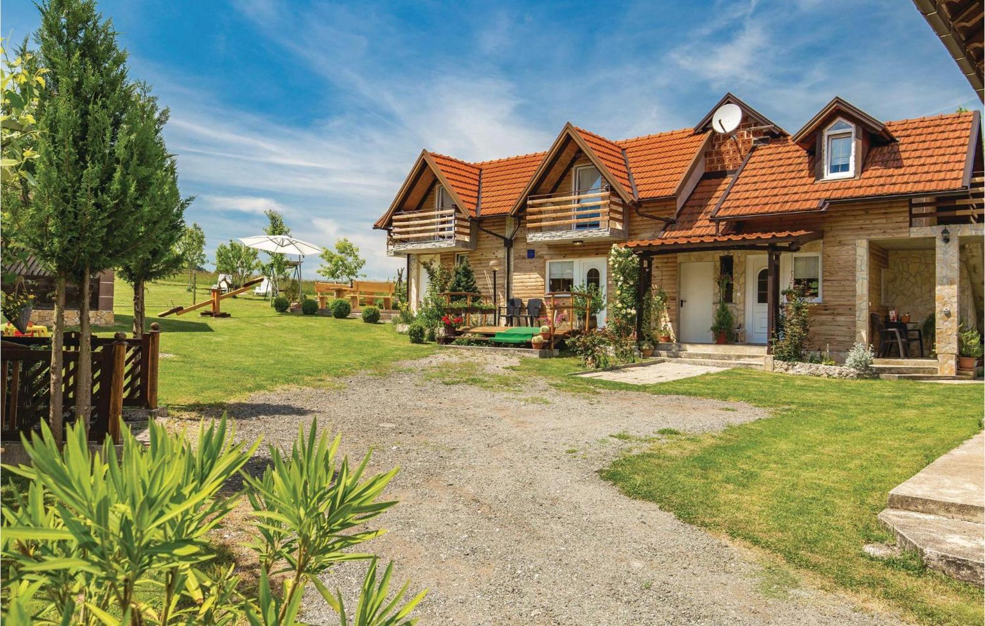 2 Bedroom Cozy Home In Licko Lesce Exterior foto