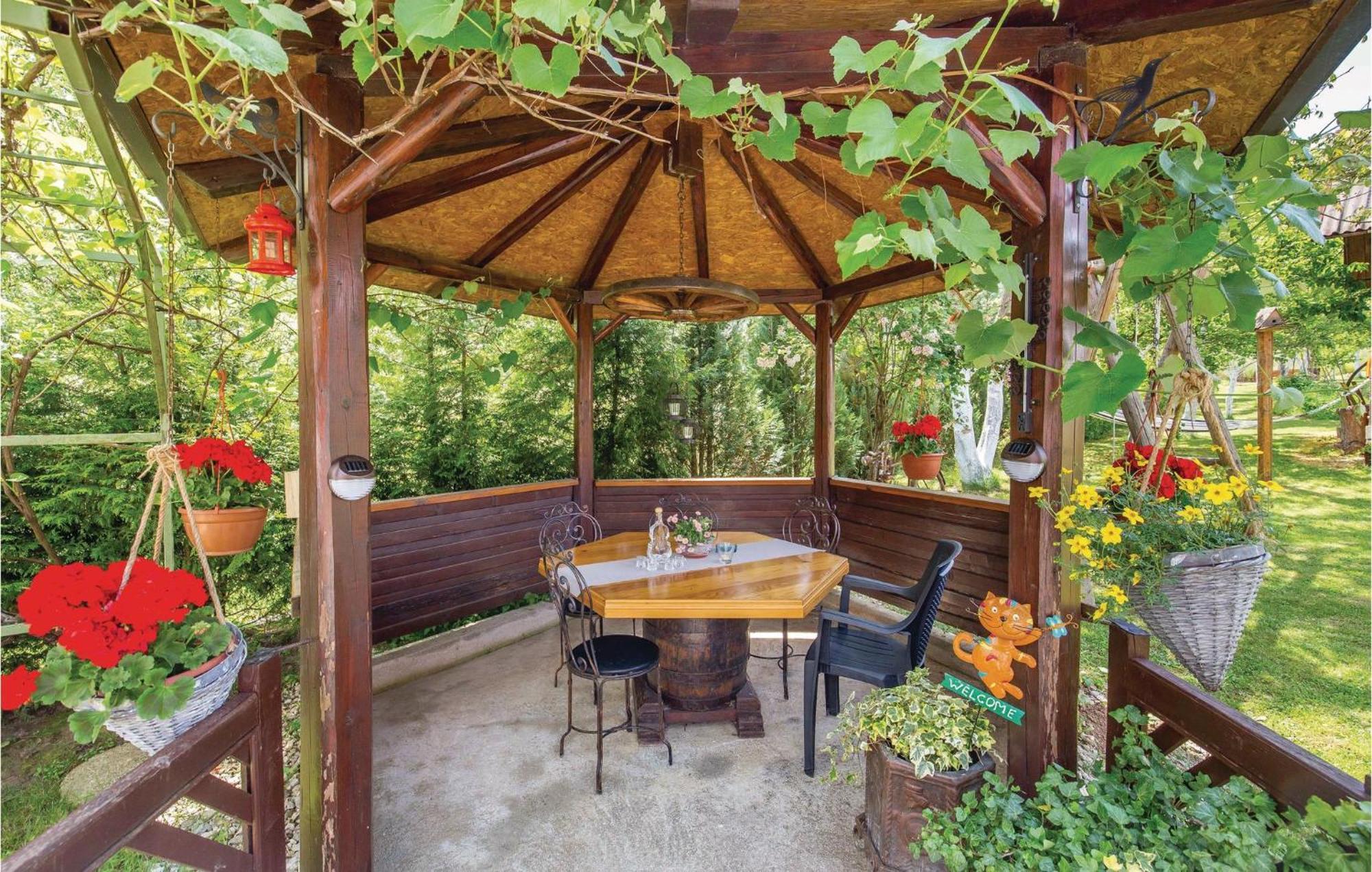 2 Bedroom Cozy Home In Licko Lesce Exterior foto