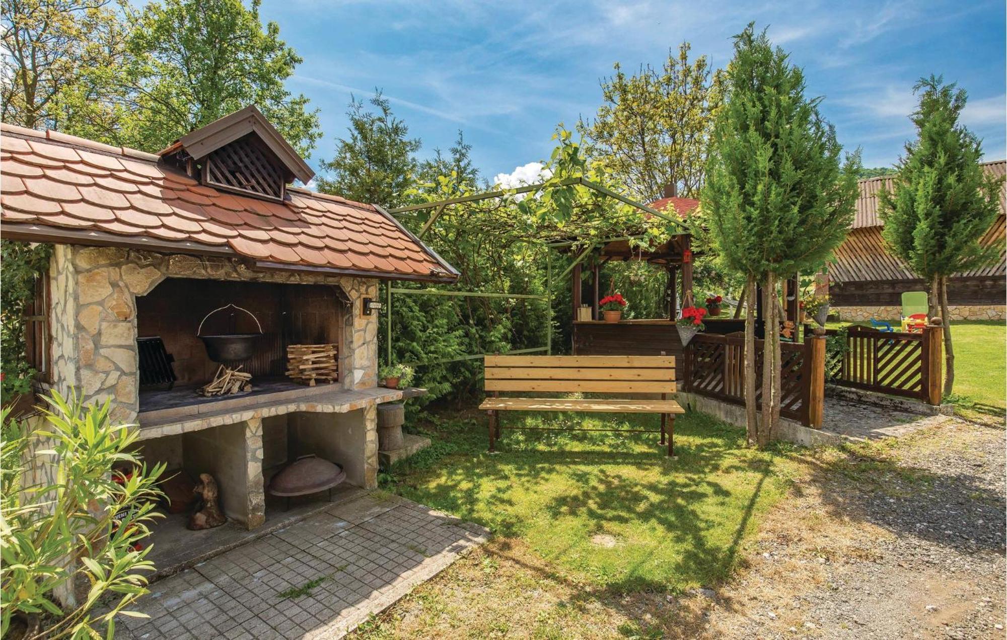 2 Bedroom Cozy Home In Licko Lesce Exterior foto