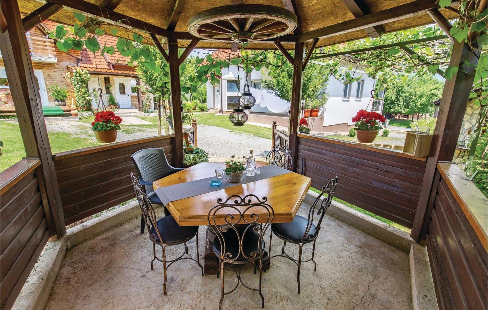 2 Bedroom Cozy Home In Licko Lesce Exterior foto